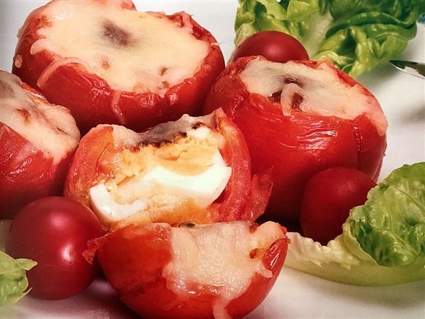 Tomates rellenos con huevo y queso | recetas fáciles
